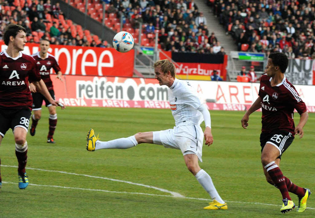 Das 1:1 fr den SC Freiburg: Jan Rosenthal will mit dem Fu zum Ball, bekommt ihn aber an den Schdel – und kpft so nicht ganz freiwillig den Ausgleich.