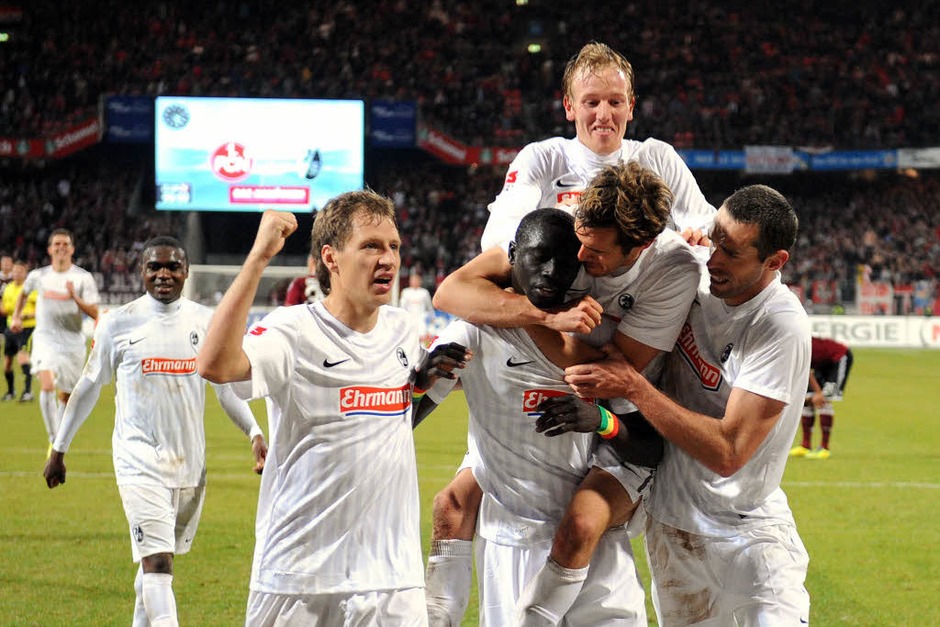 Sieg in der Nachspielzeit: Die Freiburger spieler bejubeln Pappis Cissé, nachdem der einen Elfer zum 2:1 für den SC verwandelt hat. (Foto: Michael Heuberger) Sieg in der Nachspielzeit: Die Freiburger spieler bejubeln Pappis Cissé, nachdem der einen Elfer zum 2:1 für den SC verwandelt hat. (Foto: Michael Heuberger)
