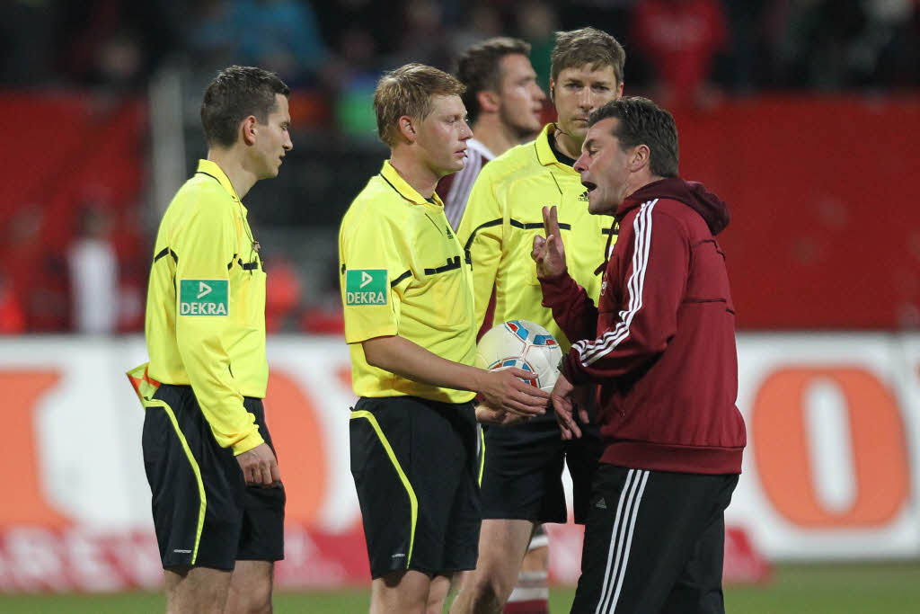 Nrnbergs Trainer Dieter Hecking rgert sich ber die Leistung des Schiedsrichters.