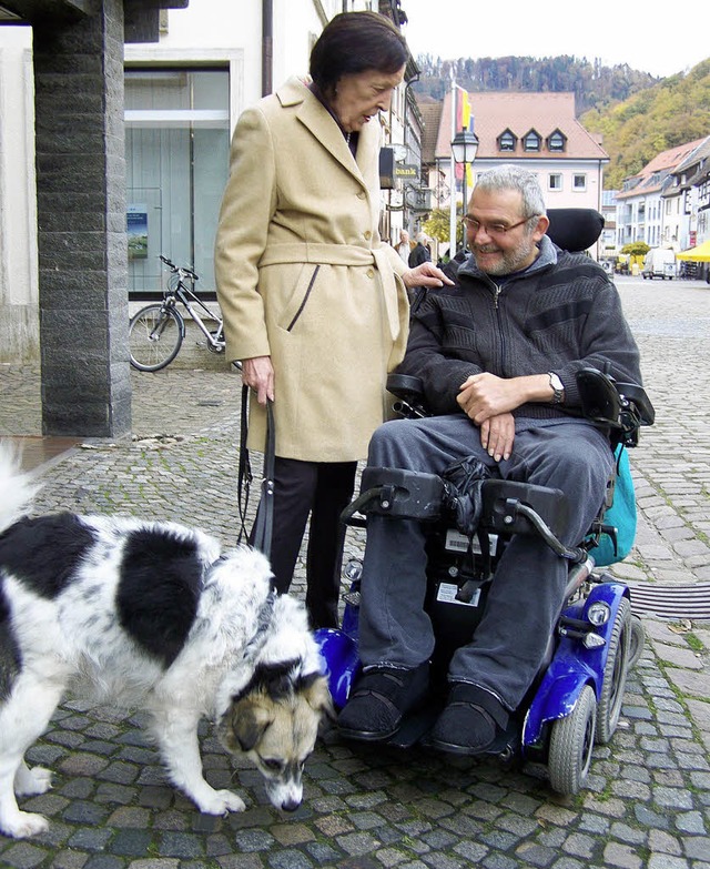 Dr. Peter Witz hat in Waldkirch vor ei...z im Gesprch mit einer Waldkircherin.  | Foto: Sylvia Timm