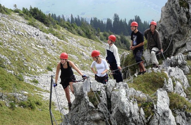 Die Wirtschaftsgymnasiasten am Waldkir...bnispdagogik in den Schweizer Alpen.   | Foto: BSZ