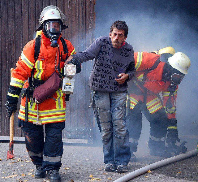 Rettung aus brennendem Haus:  Die Feuerwehr Hecklingen bei ihrer  Herbstbung.  | Foto: Marion Domann