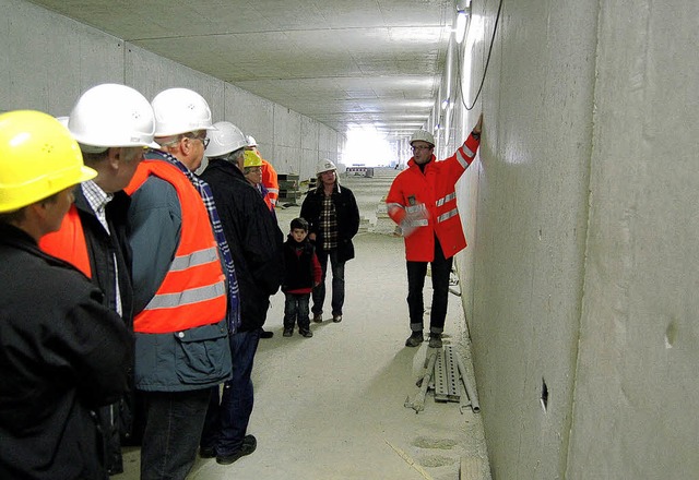 Im Tunnel der  Zollfreien Strae: Mitg...on Projektleiter Rainer Ganz (rechts)   | Foto: Jochen Fillisch