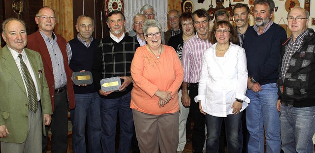 Der Ski Club Bubenbach ehrte zahlreich...) und Rudi Rohrer (vierter von links).  | Foto: GERT BRICHTA