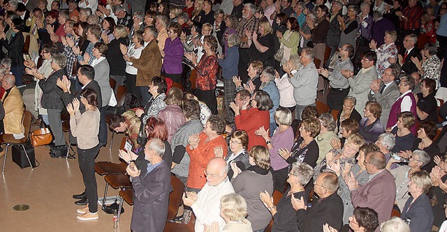 Das begeisterte Publikum belohnte die Akteure mit stehenden Ovationen.  | Foto: Hermann Jacob