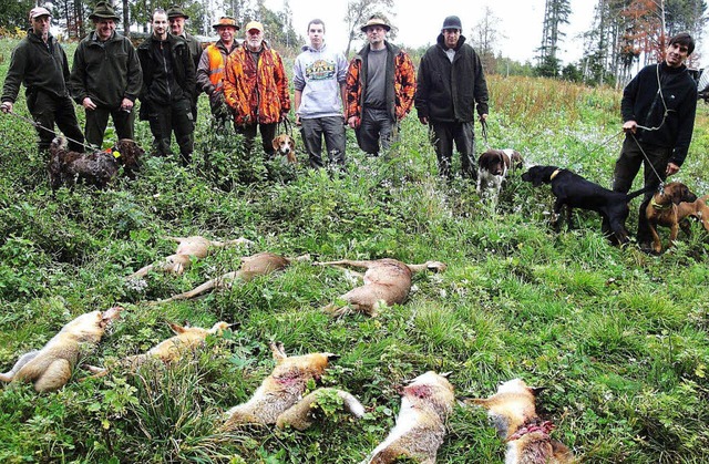 Jagdpchter Martin Dedi (rechts) und d...berhalb von Oberhof geschossen haben.   | Foto: herbrig