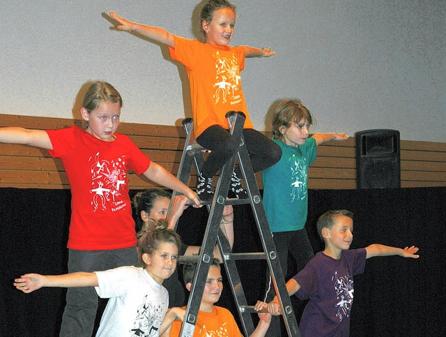 Das Zirkusprojekt der Gemeinde Murg in...unge Artistinnen bei der Abschlussshow  | Foto: brigitte chymo