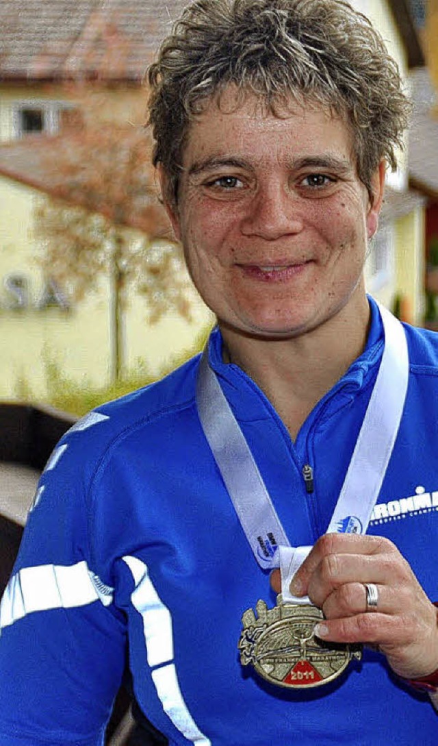 Am Ziel: Petra Dischinger mit ihrer  Medaille vom BMW-Marathon in Frankfurt.   | Foto: Stefan Pichler