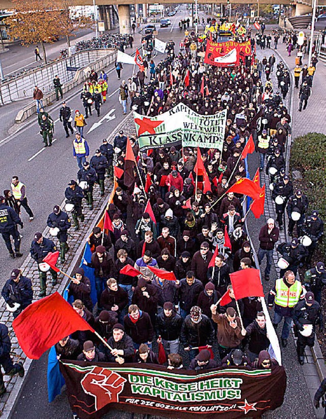 Gegen Sozialabbau und Krieg: Demo in der Bismarckallee  | Foto: janos ruf