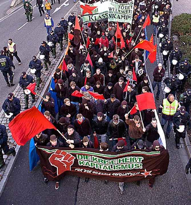 Gegen Sozialabbau und Krieg: Demo in der Bismarckallee  | Foto: janos ruf