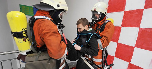 Den Rollstuhl mussten die Feuerwehrleute im Treppenhaus zurcklassen.  | Foto: Rita Eggstein