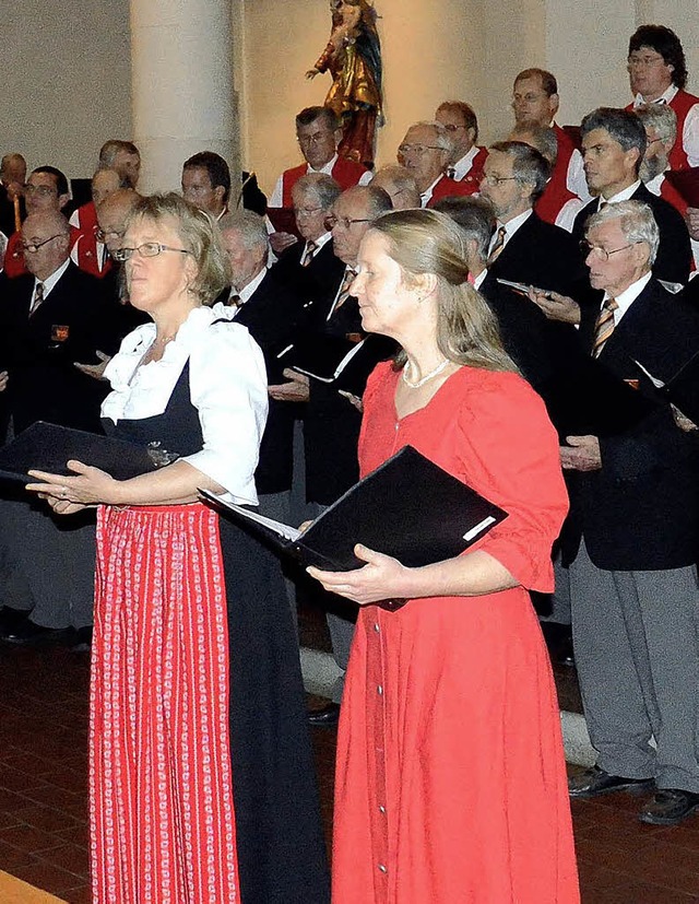 Solistinnen vor den Mnnerchren wurden von Alphrnern begleitet  | Foto: Martina Weber-Kroker