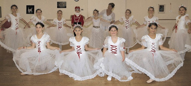 Diese zwlf Elevinnen der Ballettschul...WT pur&#8220; in Waldshut auftreten.    | Foto: Neubert