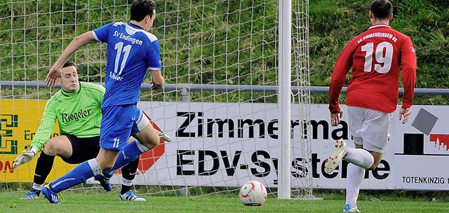 Santiago Fischer  (links) trifft zum 2...c Oswald; rechts Alexander   Schmidt.   | Foto: Achim Keller