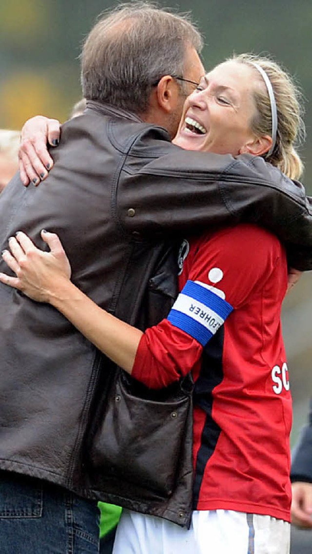 SC-Trainer Milorad Pilipovic umarmt di...tzin Kerstin Boschert nach dem Spiel.   | Foto: Patrick Seeger