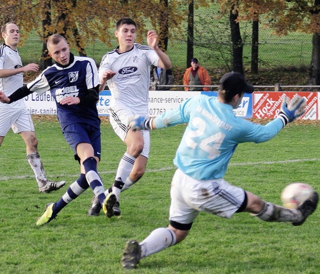 Mit einer Glanzparade verhinderte der ...as 3:0 fr Murg durch Daniel Ullrich.   | Foto: miloslavic