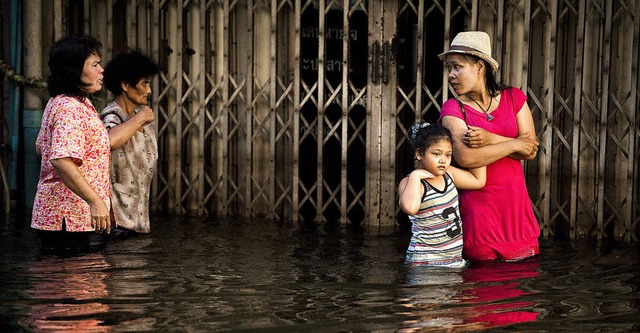 Leben mit der Flut: Bewohner der thailndischen Hauptstadt Bangkok   | Foto: AFP