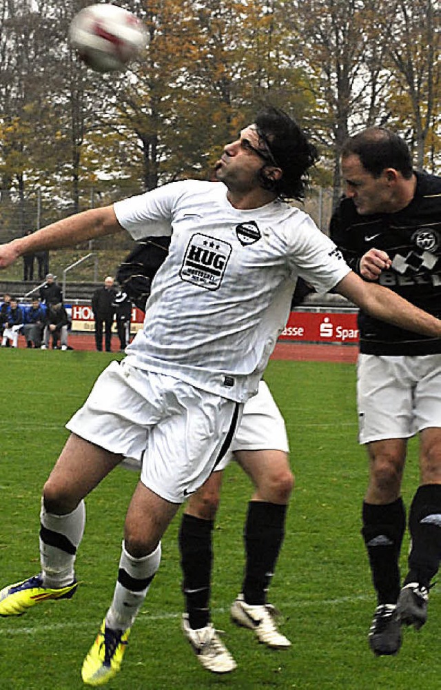 Glckloser Einsatz: Der Steinener Haka...nks) gegen Benjamin Rohrer (SC Wyhl).   | Foto: Felix Held