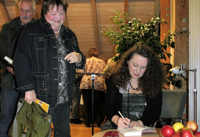 Heidi Knoblich signiert ihre Bcher.   | Foto: Birgit Rde