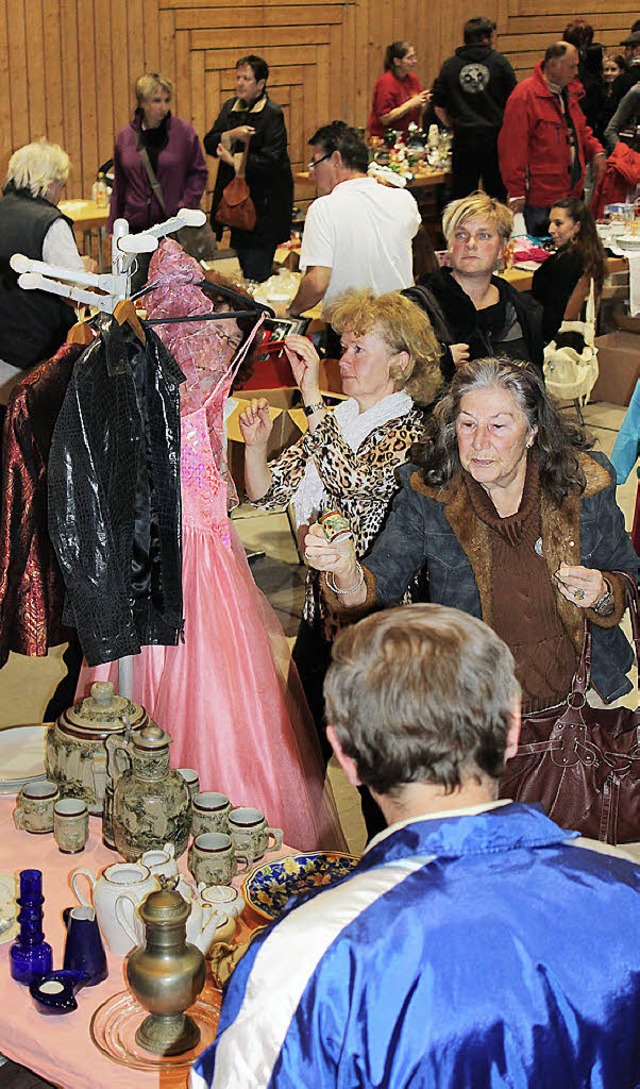 Beim Nachtflohmarkt des Tierschutzvere...in buntes Warenangebot zurckgreifen.   | Foto: Christa Maier