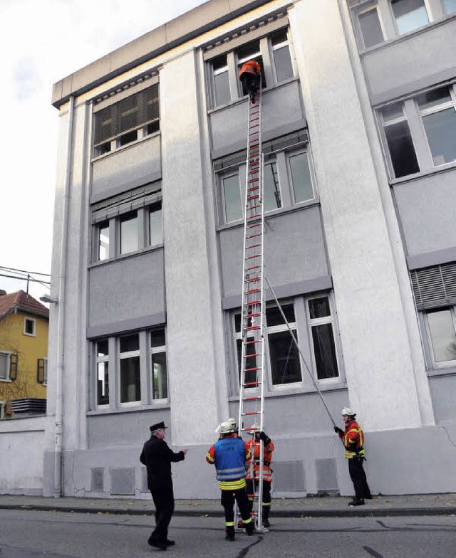 Hauptbung Feuerwehr TeningenRettung mit der Anstellleiter  | Foto: Aribert Rssel