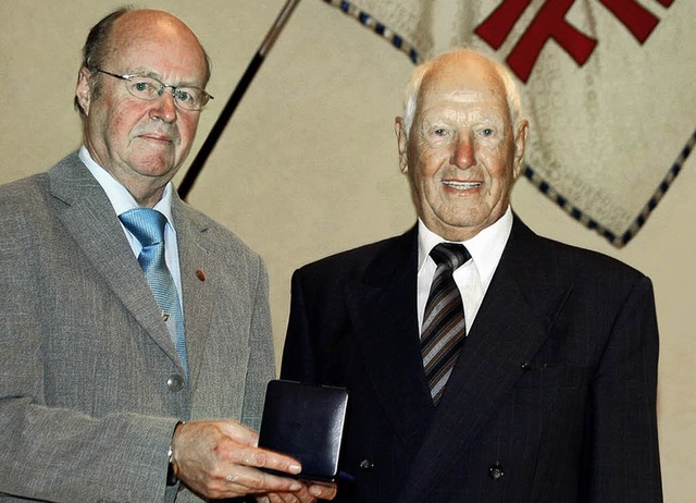 Gerhard Mayer (links)  berreicht Herm...Auszeichnung des Breisgauer Turngaus.   | Foto: Heidi Fssel