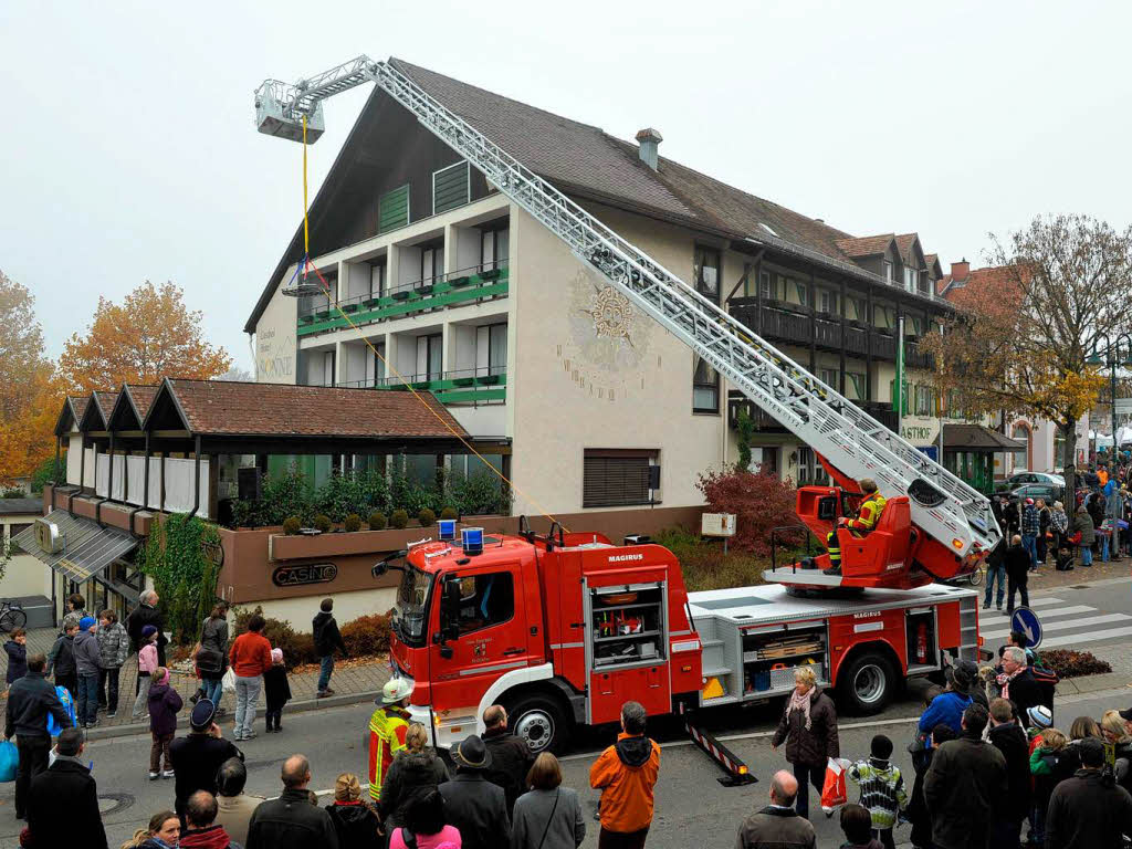 Die Feuerwehr mit der neuen Drehleiter.