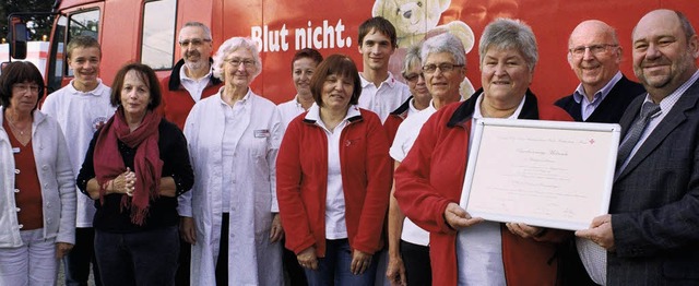 Peter Preissler (rechts) berreichte H...ereins Emmendingen die Dankesurkunde.   | Foto: DRK