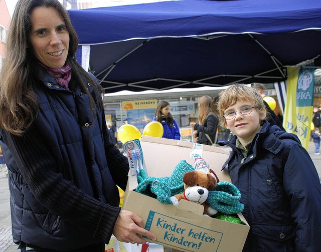 Esther Busch und Sohn Manuel (7) mit e... &#8222;Kinder helfen Kindern&#8220;.   | Foto: Gertrude Siefke