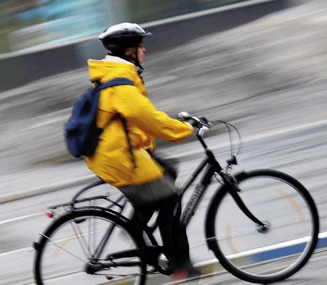 Mit oder ohne Helm? &#8211; Radfahren soll auch Spa machen.   | Foto: dpa
