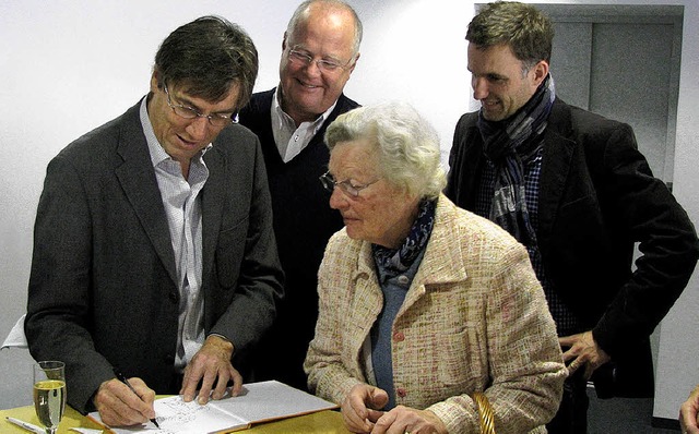 Thomas Zipfel signierte (links) signie...ruijers und Kufer der Neuerscheinung.  | Foto: Monika Rombach