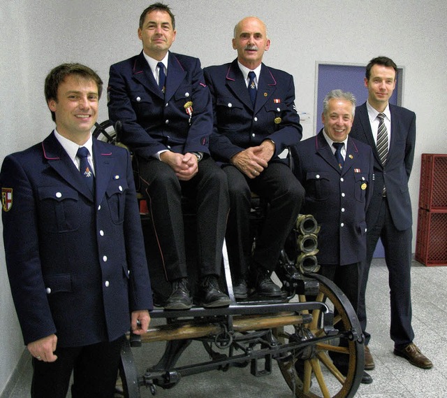 In der Jahresversammlung der Feuerwehr...Brgermeister  Andreas Hall (rechts).   | Foto: Monika Rombach