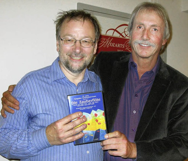 Filmemacher Hanns Wissert (links) und ...t Uwe Mller-Feser mit der neuen DVD.   | Foto: Dorothee Philipp