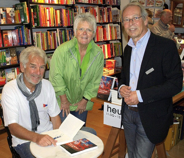 Als Weltumsegler nun  Buchautor: Diete...mplar, rechts Verleger Waldemar Lutz.   | Foto: Paul Schleer