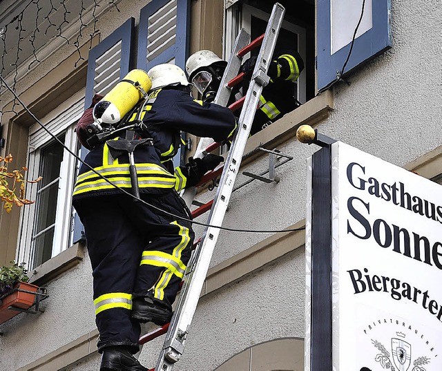 Mit Leitern und Atemschutz wurden die ...er Wasenweiler Feuerwehr geborgen.      | Foto: kai kricheldorff