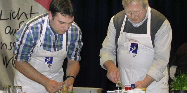 Thomas Bergmann und Pfarrer Kirner (von links) beim Kochduell.  | Foto: michael gottstein