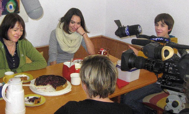Kaffee, Kuchen, Kamera: Jan Steinebrun...Cousine beim Besuch des Fernsehteams.   | Foto: HanNah Steinebrunner