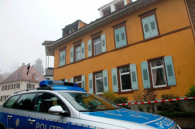 Ein Raub der Flammen wurde die Dachgeschosswohnung in der Hochburger Strae 50.   | Foto: Walser