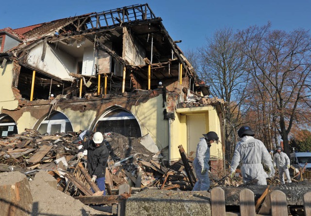 Das explodierte Wohnhaus der beiden Bankruber.  | Foto: dpa