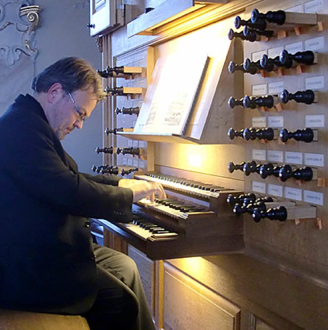 Georg Koch an der Riegner &amp; Friedrich Orgel in Riegel.   | Foto: Franz