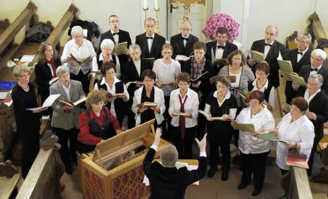 Der evangelische Kirchenchor Tutschfel...tet von Maria Grigorenko an der Orgel.  | Foto: Ilona Hge