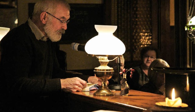 Richard Obert liest in schner Atmosphre bei der Herbolzheimer Lesenacht.   | Foto: Thilo Bergmann