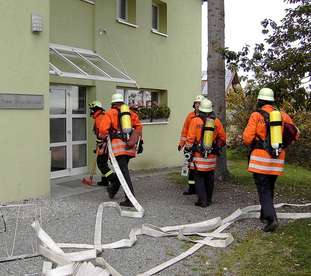 Mit Atemschutz drangen die Feuerwehrm... diesem Jahr als bungsobjekt diente.   | Foto: Cornelia Selz