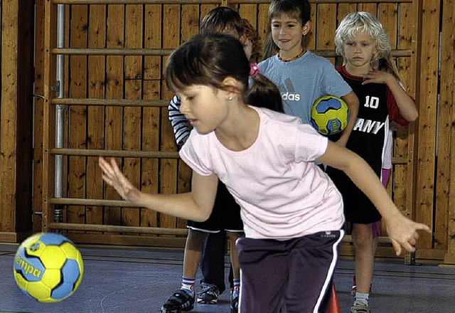 Wie man richtig Handball spielt, lerne...eitklssler beim Turnverein in  Sulz.   | Foto: Dieter Fleig