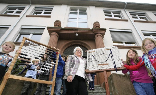 Einige Zweitklssler freuen sich schon...tafel und der Stickrahmen ausgestellt   | Foto: Bastian Henning