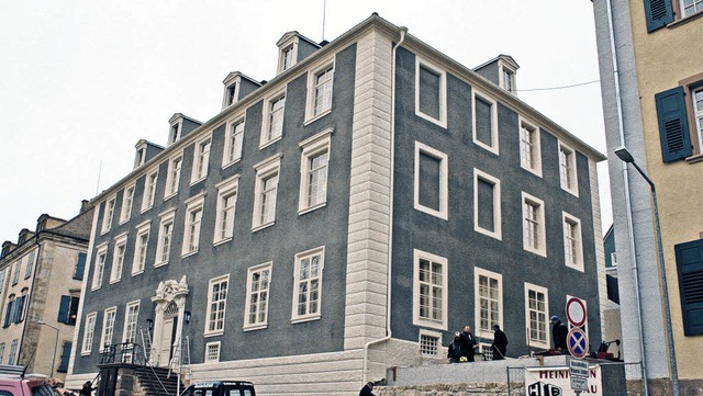 Graue Fassade, aber keineswegs trist: ... restaurierte ehemalige Hofbibliothek   | Foto: Vollmer