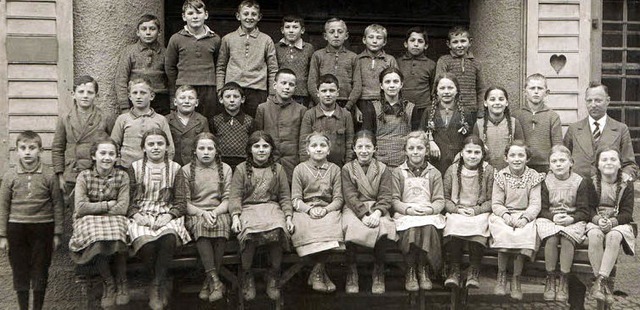 Das historische Bild zeigt  Hauptlehre...iner Schulklasse aus der Zeit um 1937.  | Foto: privat