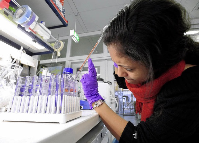 Forschen im Labor: Aindrila Chatterjee im anderen Max-Planck-Institut.  | Foto: Ingo Schneider