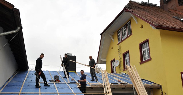 Das Dach des Zwischenbaus am Bergaling...eils haben mit den Arbeiten begonnen.   | Foto: Kirsten lux
