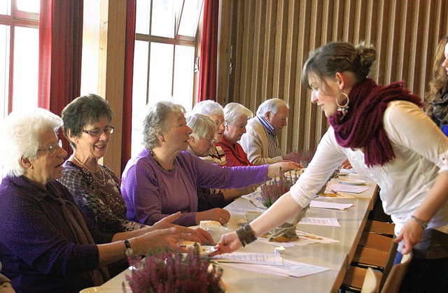 Mitglieder der KLJB Rickenbach bedient...n und servierten  Kuchen und Torten.    | Foto: Werner Probst